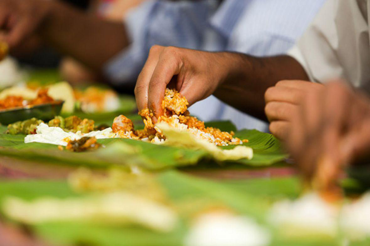 Dishes never. Индийцы едят руками. Филиппинцы едят руками. Indian eating food. Есть руками.